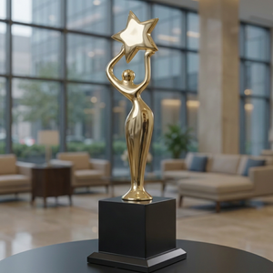 Trophée étoile plaqué or, finition polie, durable, pour activités promotionnelles. Trophée en métal avec base en bois noir. - Product Image 1