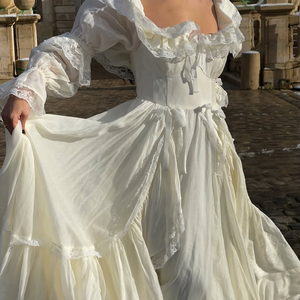 فساتين سهرة نسائية طويلة عالية الجودة وأنيقة بياقة مربعة بيضاء مزينة بالدانتيل وأكمام منتفخة وتصميم كورسيه مع كشكشة متدرجة - Product Image 6