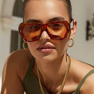 Gafas de Sol de Lujo Personalizadas con Logotipo, Retro, con Forma de Mariposa, Protección UV400, Estilo Ojo de Gato, Extra Grandes, para Mujer - Product Image 1