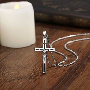 Collar con Colgante de Cruz INRI de Cobre Chapado en Rodio, Esmalte Negro, Joyería Religiosa Católica al por Mayor para Hombre - Product Image 4