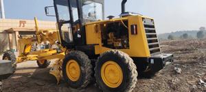 Niveleuse à moteur KOMATSU GD655 d'occasion pour surfaces inclinées, puissance élevée, haute qualité - Product Image 3