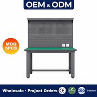 Banc de travail industriel robuste avec panneau perforé et prise électrique, structure en acier, table à outils d'atelier, fabricant OEM ODM sur mesure pour usine