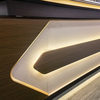 Bureau de direction avec panneau frontal en placage de bois, bande lumineuse LED, design flottant pour bureau de patron