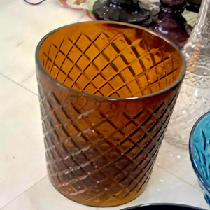 Vase moderne en verre pour table, couleur ambre, motif diamant, design unique - Product Image 1