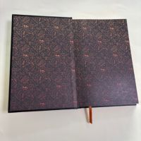 Service d'impression de livres reliés en papier kraft avec couverture rigide estampée à chaud, reliure cousue, roman personnalisé à couverture rigide avec bords pulvérisés