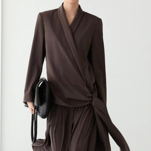 Chemisier élégant marron chocolat pour femme, col châle, taille nouée, drapé, style chic décontracté, idéal pour le bureau et les soirées romantiques - Product Image 5