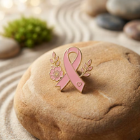 Pin de solapa de metal esmaltado con logotipo personalizado, sin MOQ, con cinta rosa, diseño floral de flor de cerezo y rosa, con motivos de esperanza y medicina