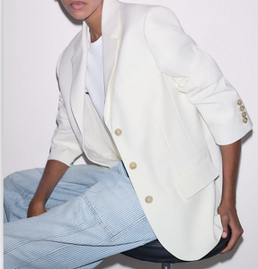 Blazer beige à simple boutonnage avec revers cranté, poches à rabat et détails de boutons contrastants, idéal pour les tenues professionnelles de bureau - Product Image 4