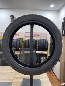 Pneu de scooter sans chambre à air KUMATIRE K334 100/90-17 Performance urbaine pour l'Asie du Sud-Est, le Moyen-Orient et l'Amérique latine - Product Image 3