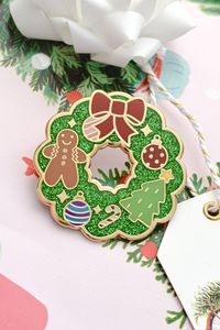 Venta caliente personalizado verde Navidad corona esmalte Pin festivo Navidad solapa Pin vacaciones Holly & Bow insignia festiva - Product Image 5