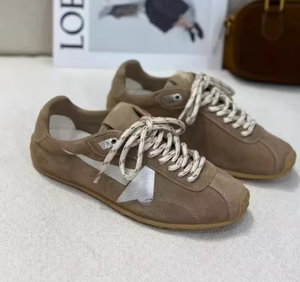 Scarpe Casual da Donna con Suola Nera in Pelle di Vacchetta, Motivo a Stelle Argentate, Suola Sottile e Tomaia Bassa per Uso Quotidiano - Product Image 2