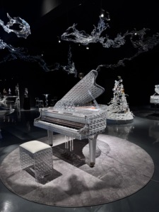 Piano de Cristal de Alta Gama con Diseño Moderno para Bodas en el Sudeste Asiático - Product Image 2