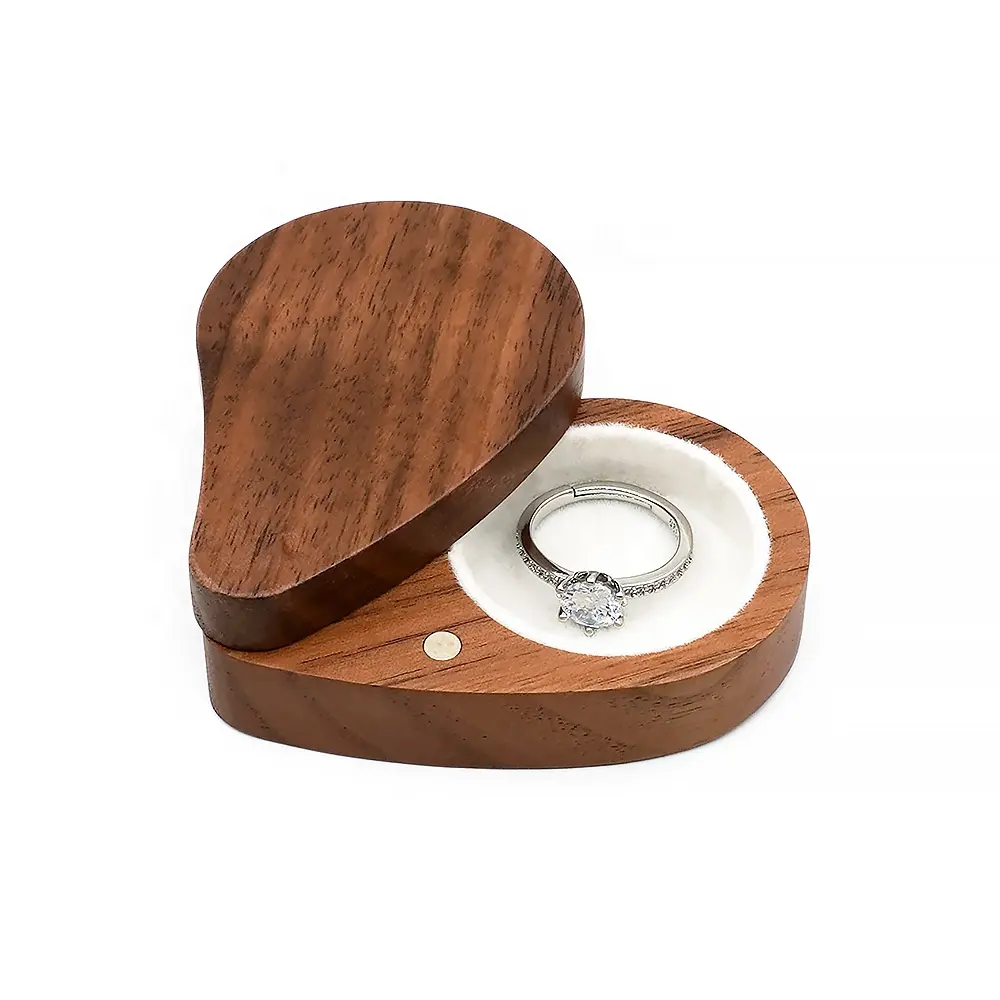 Emballage cadeau de luxe avec logo personnalisé Mini boîte à bagues en bois de noyer pour rangement de bijoux et boucles d'oreilles
