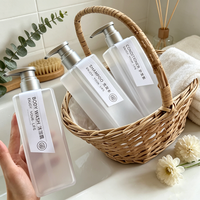 Mattierte und Bernsteinfarbene Quadratische Kunststoff-Pumpflasche 500ml Leerer Behälter für Duschgel Shampoo Körperwaschmittel mit Gold-Silber-Pumpe