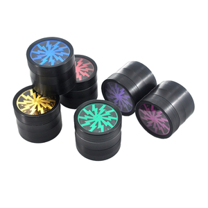 Accessoire rond en métal <span class=keywords><strong>de</strong></span> broyeur plat <span class=keywords><strong>de</strong></span> foudre à quatre couches <span class=keywords><strong>de</strong></span> 52mm pour le tabagisme d'herbe pour la <span class=keywords><strong>feuille</strong></span> <span class=keywords><strong>de</strong></span> <span class=keywords><strong>tabac</strong></span> <span class=keywords><strong>de</strong></span> meulage à la main - Product Image 2