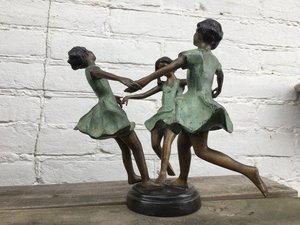 Venta caliente Bronce Jardín Niños Estatua Tamaño real Bronce Niñas Jugando Escultura en círculo - Product Image 3