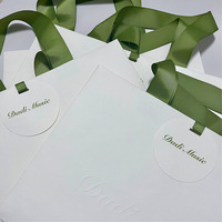 Sacs en papier ruban vert de luxe pour vêtements personnalisés étiquette volante en relief pour achats au détail cadeaux personnalisés votre propre logo