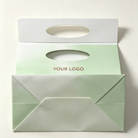 Sac en papier pliable personnalisé avec logo triangulaire, poignées découpées, recyclable, pour cadeaux, cosmétiques, promotion, emballage personnalisé