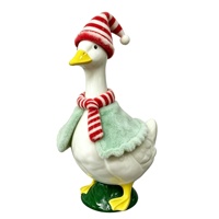 Figurine d'oie de Noël peinte à la main OEM ODM avec chapeau de Père Noël rayé et écharpe, cape en peluche vert clair, décoration de table pour les fêtes, cadeau