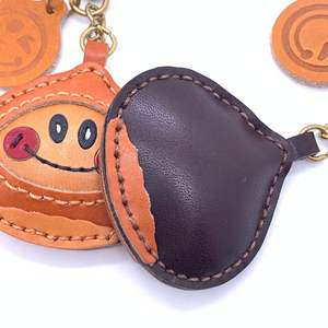 Colgante de cuero genuino de vaca curtido vegetalmente color castaño, hecho a mano, para bolso, llavero de coche y decoración colgante para coche - Product Image 3