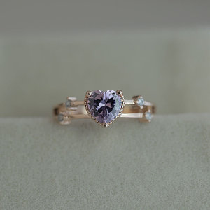 Elegante anello a forma di cuore per donna, design con pietra viola intarsiata, gioielli alla moda in tonalità rosa - Product Image 3