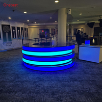 Comptoir de service LED en pierre translucide noire, moderne, rond, pour les zones de cinéma, les bars, les bureaux de réception