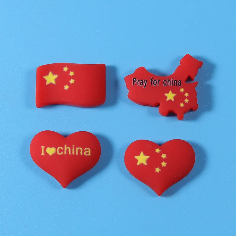 私は中国のための祈りが大好きです装飾のための中国の赤いハートのカボションの5つ星の赤い旗スリムチャームマップ