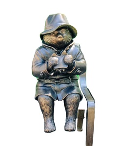 Nouveauté 2024, statue d'animal en métal décorée pour le jardin, sculpture d'ours <span class=keywords><strong>Paddington</strong></span> assis en bronze - Product Image 1