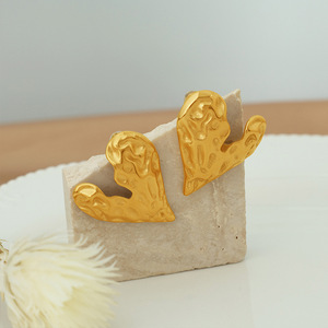 Pendientes con forma de corazón, aleación de zinc dorada, diseño texturizado irregular, joyería de moda para mujer - Product Image 2