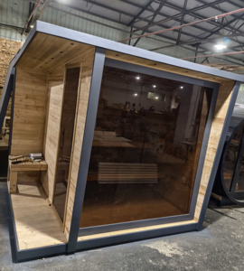 Sauna finlandaise traditionnelle en bois d'épicéa massif, moderne, noire, imperméable, pour 4 à 6 personnes, modèle HELIUS. - Product Image 1