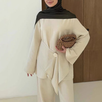 Ensemble deux pièces OEM uni et sobre pour femme musulmane, avec haut asymétrique à manches évasées et pantalon large, tenue quotidienne