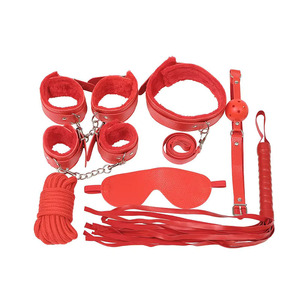 LIVRAISON GRATUITE BDSM 4 ensembles (7 pièces) Kit de bondage érotique pour adultes Harnais en cuir Menottes Bandeau pour les yeux Collier Fouet Jouets sexuels - Product Image 5