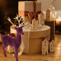 Figurine Dekorasi Natal Rusa Modern Berbahan Beludru Burgundy 15x23cm Hadiah Menarik untuk Meja Pesta, Rak, dan Pajangan Rumah