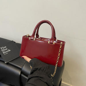 Nuova Borsa a Tracolla Quadrata Media da Donna Spagnola, Colore Cremisi, con Catene, Chiusura a Zip, Tracolla Singola, Fodera in Poliestere - Product Image 6