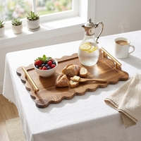 Plateau de service en bois d'acacia de la série Natural House festonnée avec poignées en métal pour plateaux décoratifs et organisateurs ottomans