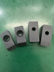 JMK DP032 Verlengde rubberen demper zitkussen stopblok gegoten anti-botsingsbumper met verzinkte gaten zwart - Product Image 1