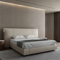 Cadre de lit king size moderne et luxueux, lit plateforme minimaliste rembourré en tissu crème avec éclairage intégré dans la tête de lit