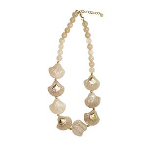 สร้อยคอแฟชั่นประดับลูกปัดพร้อมจี้เปลือกหอย ชุบทอง PVD ผลิตจากสแตนเลสสตีล 316L ดีไซน์ทนทานและเป็นมิตรต่อสิ่งแวดล้อม - Product Image 1