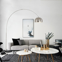 Lampadaire d'angle LED moderne nordique de designer pour salon, avec base en marbre et design en arc