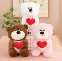 L'ours en peluche tricolore porte dans son cœur l'amour et la tendresse.