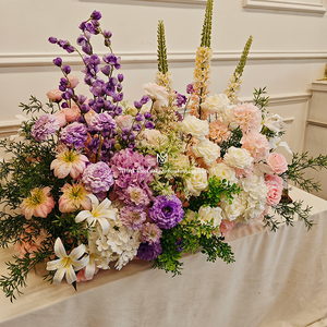 Composizione Floreale Artificiale Lussureggiante con Fiori Rosa, <span class=keywords><strong>Viola</strong></span> e Bianchi. Ideale per Eleganti Centrotavola Matrimoniali. - Product Image 2
