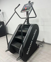 Appareil de cardio-training motorisé Stepmill avec grand écran carré pour l'entraînement des fessiers et la remise en forme