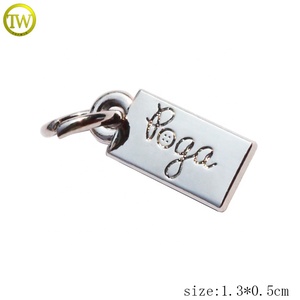 Logotipo personalizado Etiquetas de metal estampadas Charm, Etiquetas de frases de palabras de letras personalizadas, Charm de logotipo de marca de empresa - Product Image 2