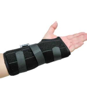 Attelle de soutien de poignet d'orthèses en plastique noir réglable avec aide médicale de poignet de pouce - Product Image 1