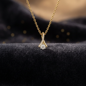 Collar con colgante de acero inoxidable chapado en oro, cadena lineal con engaste de garra, elegante, para mujer, ideal para fiestas, regalo de joyería de moda. - Product Image 1