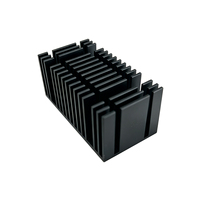 Radiateur en aluminium extrudé noir anodisé à ailettes verticales longues avec plaque de pressage de positionnement pour applications industrielles