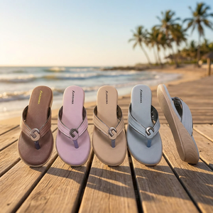 Sandalias de mujer tipo chanclas con punta cerrada, suela de cuña, adorno metálico, informales, para verano, para el hogar. - Product Image 2