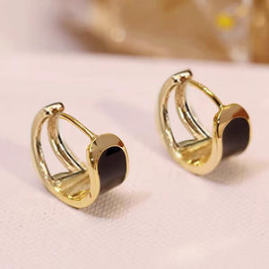 Pendientes Huggie E4803, Chapados en Oro, con Bisel de Ónix, Estilo Clásico, Joyería de Moda Unisex - Product Image 5