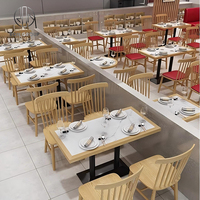 Ensemble de meubles de restaurant moderne, canapé en cuir rouge, chaises en bois avec coussin rouge, table en bois pour café