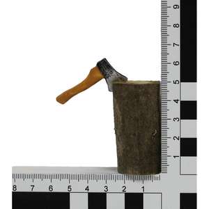 Accessoires de crèche 3,5x5cm Planche à découper avec hache Figurine et jouet de Noël (9006935244205) - Product Image 4